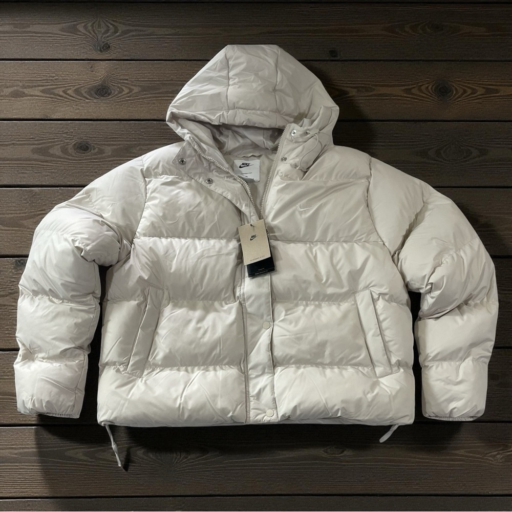 Nike Puffer Jacket Women’s Size Medium Loose Fit Winter Synthetic Fill BRAND NEW
